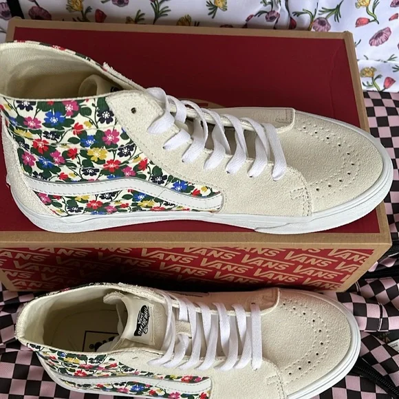 Vans WMNS Sk8-Hi Tapered
Floral White
VN0A5KRUWHT
Sneakers - Picture 3 of 16
